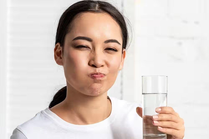 Súc miệng bằng nuốc muối ấm hàng ngày giúp giảm ê buốt răng đáng kể