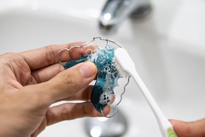 Cách vệ sinh hàm duy trì
